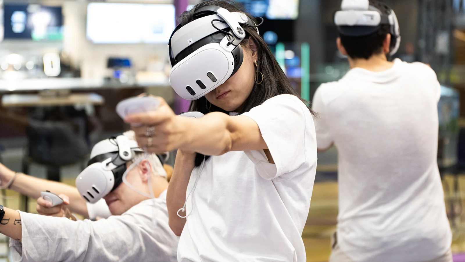 Spieler mit Meta-Escape-VR-Headsets